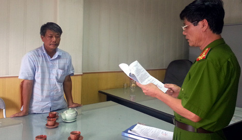 Cơ quan công an đọc lệnh bắt ông Xuyên.