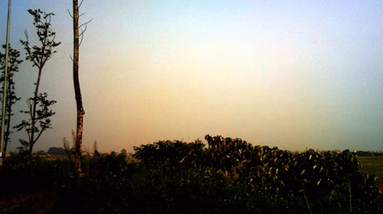 Đây là khu vực cách xa trạm trộn bê tông trên khoảng 3km nhưng vẫn bị u ám, vì khói từ trạm trộn bay theo chiều gió tụ về đây.