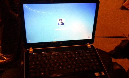 Chiếc máy tính mang theo, nam thanh niên không mở được mật khẩu.