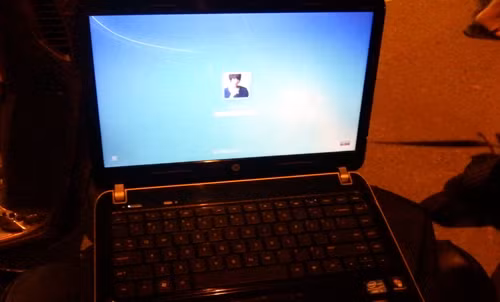 Chiếc máy tính mang theo, nam thanh niên không mở được mật khẩu.