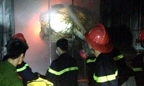 Lính cứu hỏa khẩn trương dập lửa.