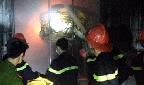 Lính cứu hỏa khẩn trương dập lửa.