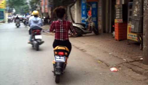 Chiếc biển "khủng" gắn trên xe cô gái.