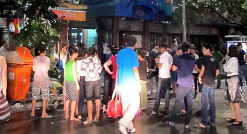 Rất đông người dân hiếu kỳ đứng xem vụ cháy.