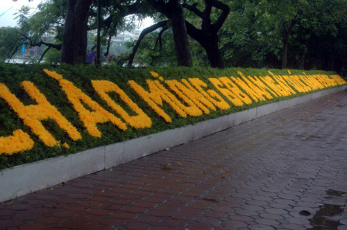 Khẩu hiệu chào mừng Tết Độc lập trên tuyến đường phố Hà Nội.