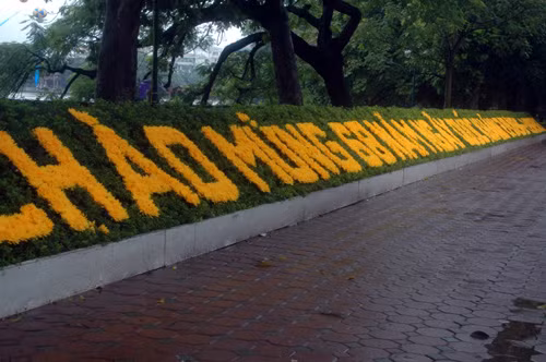 Khẩu hiệu chào mừng Tết Độc lập trên tuyến đường phố Hà Nội.