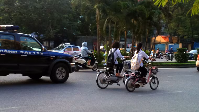 ... ép, cắt mặt cả đầu xe CS 113 để băng qua ngã tư Nguyễn Văn Huyên - Tô Hiệu, quận Cầu Giấy.