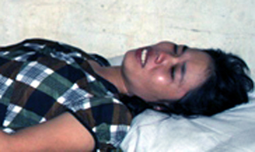 chị Phạm Thị Diện (mẹ cháu Thành, vợ anh Dũng) khản đặc gào khóc gọi tên con trai.