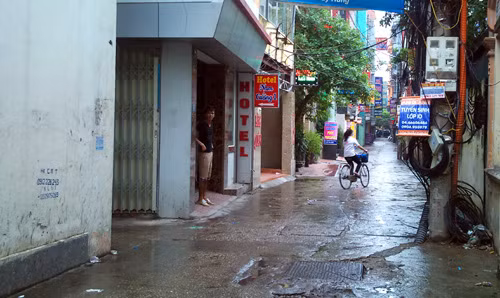 "Đáng lý ngày nghỉ, trời mưa thế này phải có nhiều đôi tới, nhưng chả hiểu sao chẳng có ai?" một nhân viên nhà nghỉ trông khách đến ở ngõ 80 đường Trần Duy Hưng, quận Cầu Giấy, Hà Nội, than thở.