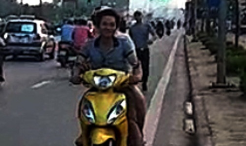 Nam thanh niên chở cô gái bị tổ công tác 141 bắt rồi lặn mất hút.