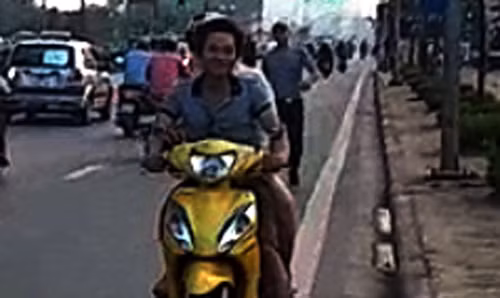 Nam thanh niên chở cô gái bị tổ công tác 141 bắt rồi lặn mất hút.