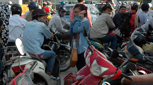 Người đi bộ cũng khó đi ngang qua đường.