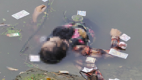 Thi thể người phụ nữ trương phình trên sông Nhuệ.