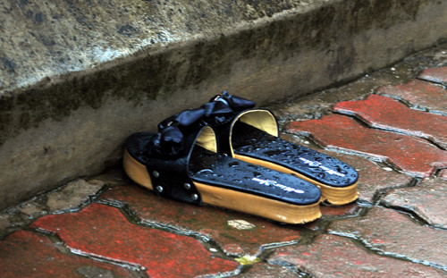 Cô gái để lại đôi dép rồi nhảy xuống sông tự tử.