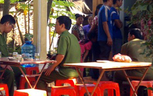 Cơ quan công an đến hiện trường tiến hành điều tra vụ việc.