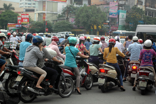 Dòng người tham gia giao thông "chèo thuyền" trên đường Xuân Thủy.