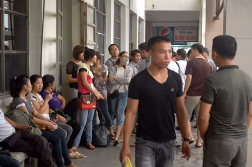 Nhiều người không muốn ra khỏi bến vì ngại mưa.