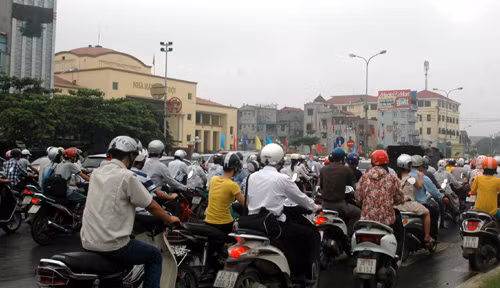 Ách tắc cục bộ ở ngã tư Hồ Tùng Mậu - Lê Đức Thọ.