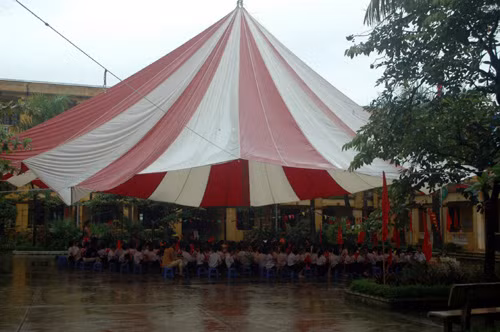 Trường tiểu học Xuân Phương, Từ Liêm, Hà Nội che bạt khai giảng năm học mới.