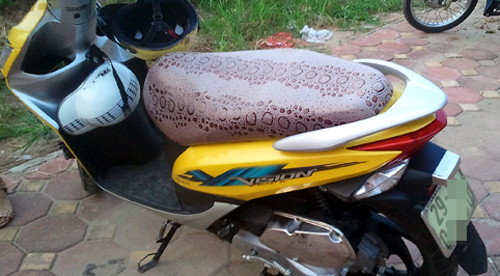 Chiếc xe nam thanh niên mới quen cô gái, điều khiển.