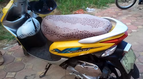 Chiếc xe nam thanh niên mới quen cô gái, điều khiển.