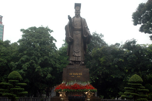 Tượng đài Lý Thái Tổ có rất nhiều hoa đẹp chào mừng Quốc khánh 2/9.