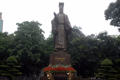 Tượng đài Lý Thái Tổ có rất nhiều hoa đẹp chào mừng Quốc khánh 2/9.