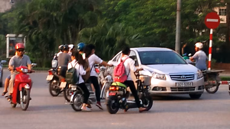 Gặp xe ô tô trước mặt, phanh xe bằng chân.