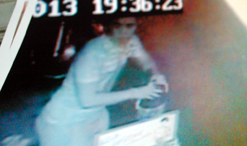 Nam thanh niên tạt chất bẩn vào nhà chị Ngọc được camera ghi lại.