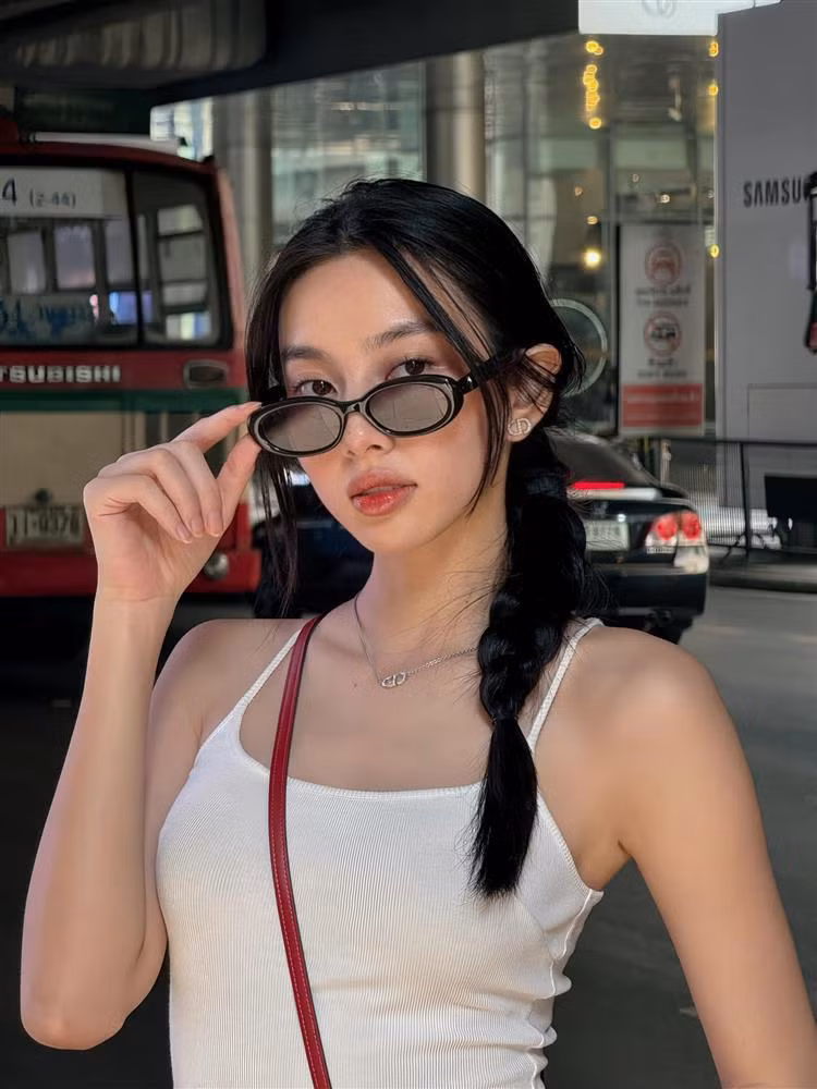 Thuỳ Tiên cũng rất yêu thích chiếc áo croptop tông màu sặc sỡ như màu cam nổi bật