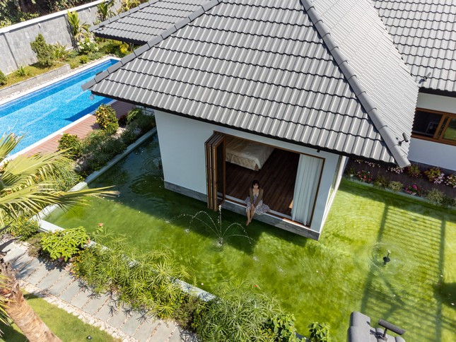 Công trình trở thành nơi nghỉ dưỡng tự túc của gia chủ với đầy đủ công năng cho sinh hoạt thường ngày và cả những bữa tiệc gặp mặt gia đình, bạn bè. Công trình có tổng diện tích 1300m2 bao gồm khối nhà, bể bơi, hồ nước và sân vườn, đầy đủ công năng cho một ngôi nhà vườn thiên về nghỉ dưỡng cho gia đình 4 người.