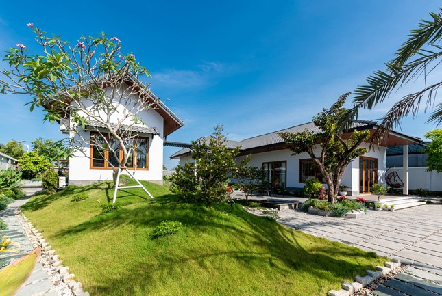 Dưới phòng làm việc được tổ chức thêm tầng bán hầm phía dưới dành cho người giúp việc. Nhờ đó, phòng làm việc như một ngôi nhà nhỏ trên đồi giúp không gian này tách biệt và yên tĩnh, nhưng cũng đầy cảm xúc và thơ mộng.