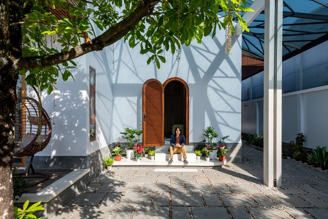 Trong đó phải kể đến phần mái mặt tiền như một chiếc lá trong suốt được làm từ mái kính lấy sáng với khung sắt cách điệu xương lá.