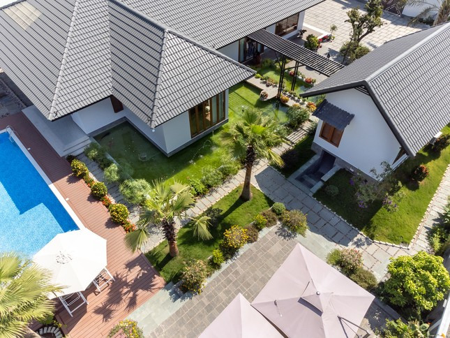 Khối nhà chính được thiết kế một trệt mái ngói, bố cục chia thành 1 phòng khách, 1 bếp ăn, 2 phòng ngủ( 1 phòng master), 1 phòng làm việc, 1 phòng cho giúp việc.