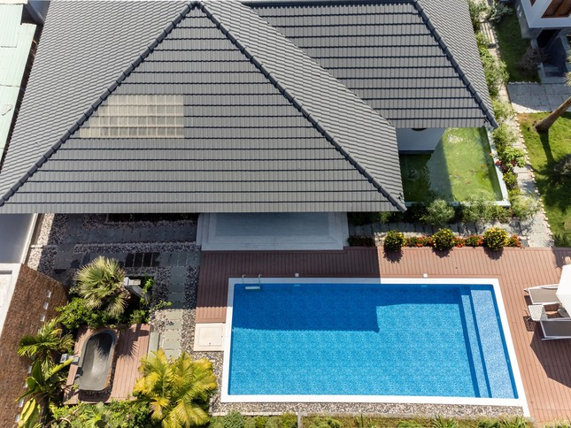 Bên ngoài, hồ bơi và sân BBQ được tổ chức ở sân sau để đảm bảo sự riêng tư đồng thời không làm ảnh hưởng tới hàng xóm.