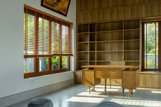 Phòng làm việc được tách ra khỏi khối nhà, làm thành một khối nhà riêng.