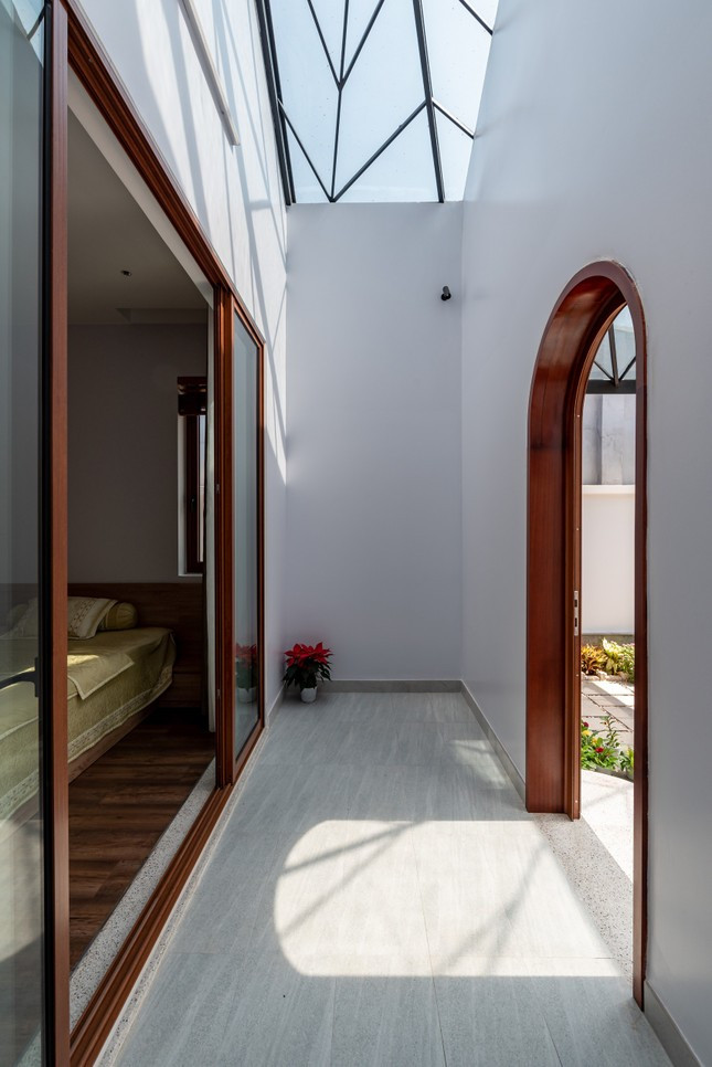 Khoảng giếng trời kiên cố với hệ thép và kính để đảm bảo riêng tư và an toàn khi các con muốn mở cửa lấy gió và ánh sáng ở vùng quê.