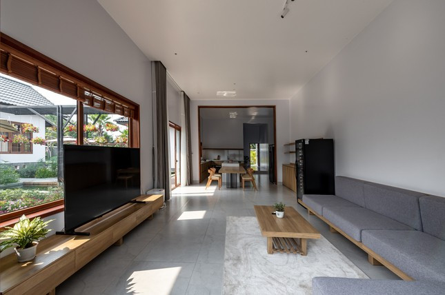 Phòng khách và bếp được tổ chức trong không gian mở có tầm nhìn ra hồ cá Koi phía trước. Hồ cá vừa là thiết kế cho nhu cầu nghỉ dưỡng vừa là biện pháp điều chỉnh vi khí hậu, cho không khí ẩm và mát mẻ, đặc biệt là vùng khí hậu nắng nóng quanh năm của Tây Ninh.