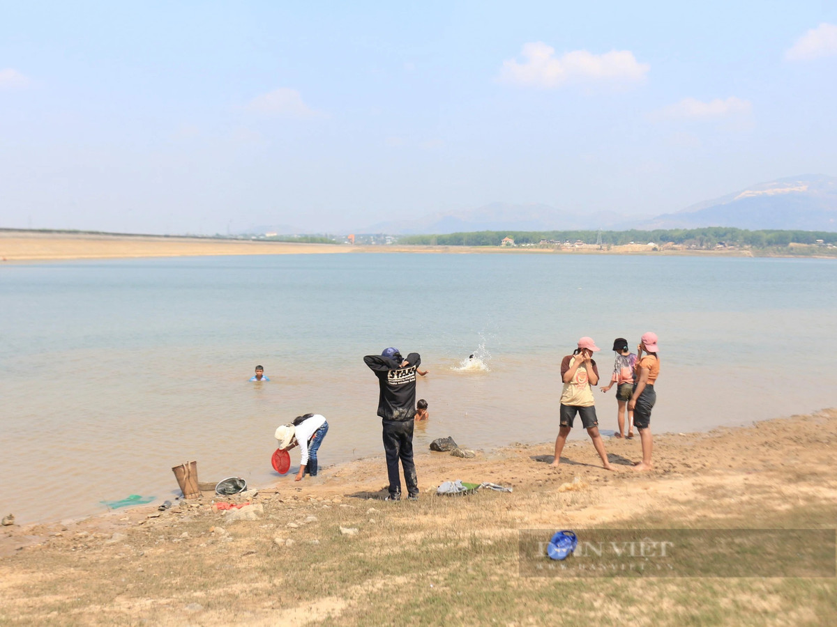 Hàng ngày, vào buổi sáng và chiều tối, người dân lại ra hồ thủy lợi Đăk Yên (thuộc xã Hòa Bình, TP.Kon Tum, tỉnh Kon Tum) để bắt hến. Mỗi buổi trên hồ này thường có khoảng chục người đủ mọi lứa tuổi.