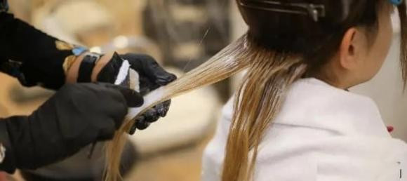 Nguoi phu nu nhuom toc hai lan/nam duoc chan doan mac ung thu-Hinh-2