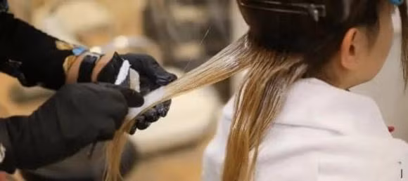 Nguoi phu nu nhuom toc hai lan/nam duoc chan doan mac ung thu-Hinh-2