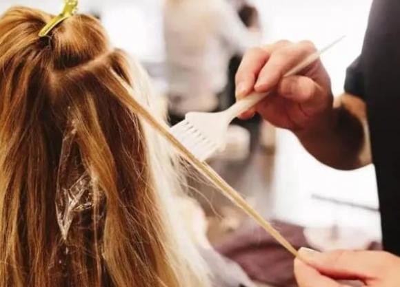 Nguoi phu nu nhuom toc hai lan/nam duoc chan doan mac ung thu-Hinh-3