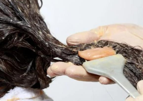 Nguoi phu nu nhuom toc hai lan/nam duoc chan doan mac ung thu-Hinh-5