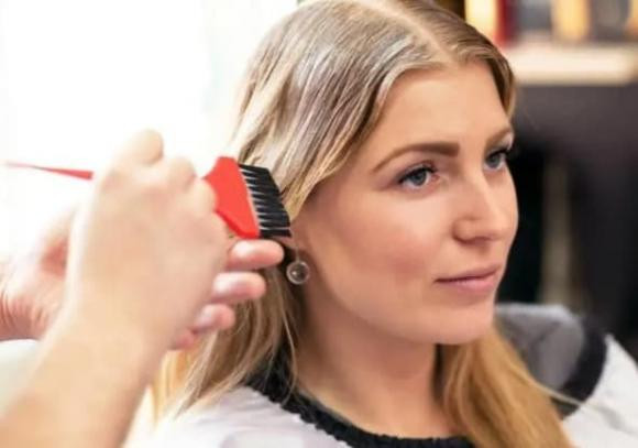 Nguoi phu nu nhuom toc hai lan/nam duoc chan doan mac ung thu-Hinh-4