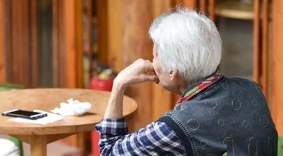 Nguoi phu nu nhuom toc hai lan/nam duoc chan doan mac ung thu