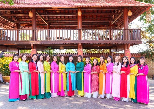 Khi khoác lên mình tà áo dài duyên dáng, mỗi đoàn viên thanh niên đều thêm yêu và tự hào với trang phục truyền thống của dân tộc.