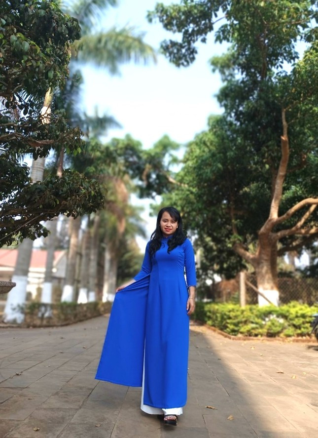 Các chị em hưởng ứng “Tuần lễ áo dài”, diện tà áo duyên dáng tại cơ quan, công sở làm việc.