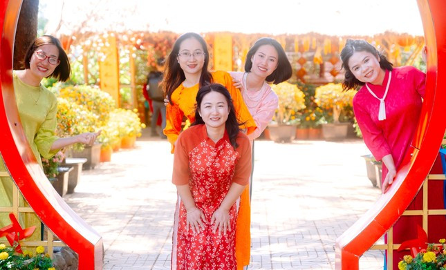 Thả dáng trong tà áo dài thướt tha, những nữ cán bộ Đoàn Đắk Nông toát lên vẻ đẹp dịu dàng, duyên dáng.