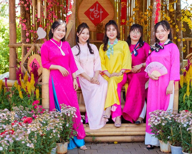 Đối với phụ nữ Việt Nam, áo dài là trang phục truyền thống, tôn lên nét nữ tính, sự dịu dàng của người phụ nữ.