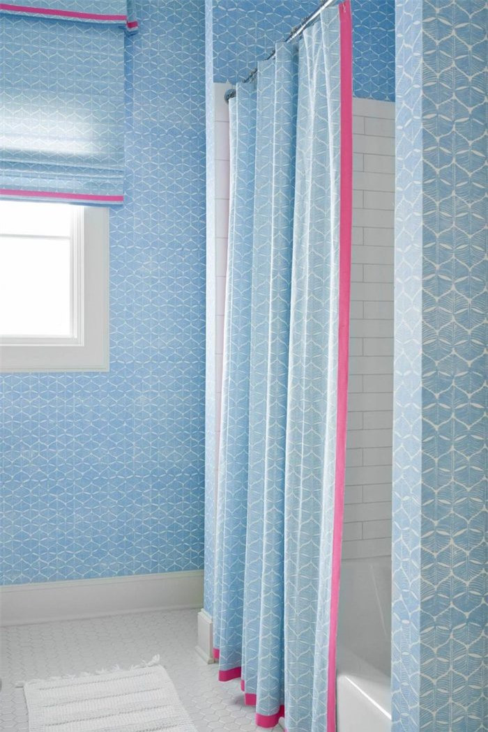 Bảng màu xanh với những nét chấm phá của màu hồng cho thiết kế phòng tắm sang trọng nhưng trẻ trung này. 